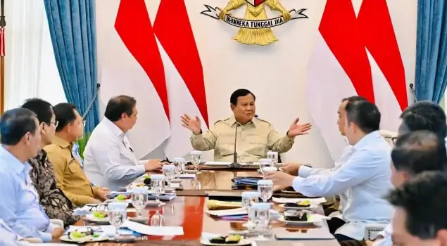 Presiden RI, Prabowo Subianto (tengah) memimpin rapat terbatas (ratas) bersama sejumlah menteri termasuk Menko Bidang Perekonomian, Airlangga Hartarto di Istana Merdeka, Jakarta pada Senin (07/09/26). (Foto: setneg.go.id)