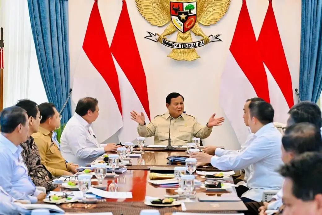 Presiden RI, Prabowo Subianto (tengah) memimpin rapat terbatas (ratas) bersama sejumlah menteri termasuk Menko Bidang Perekonomian, Airlangga Hartarto di Istana Merdeka, Jakarta pada Senin (07/09/26). (Foto: setneg.go.id)