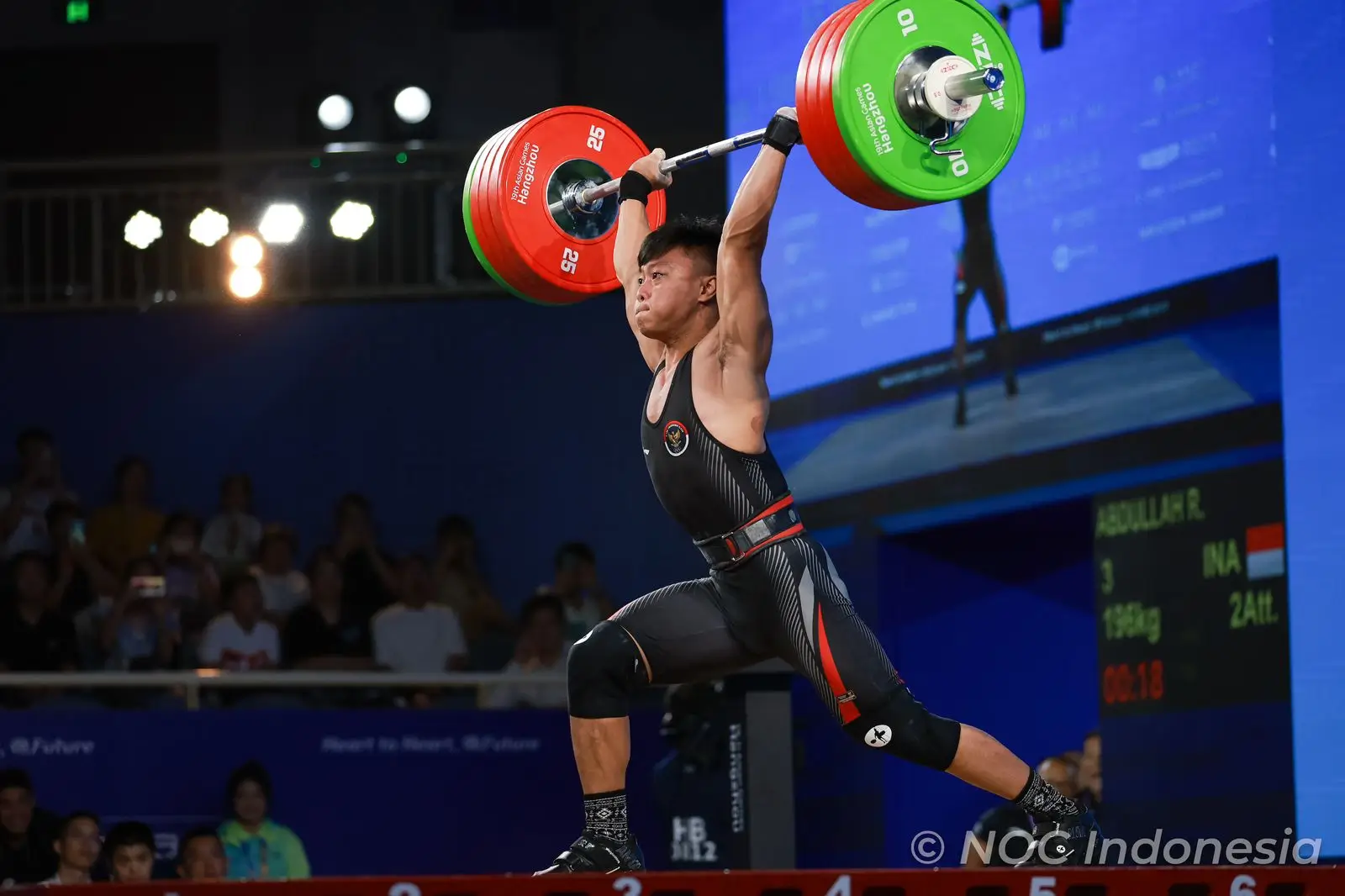 Lifter Indonesia, Rahmat Erwin Abdulla meraih medali emas di Asian Games 2022 Hangzhou lewat cabang olahraga (cabor) angkat besi. Foto: NOC Indonesia