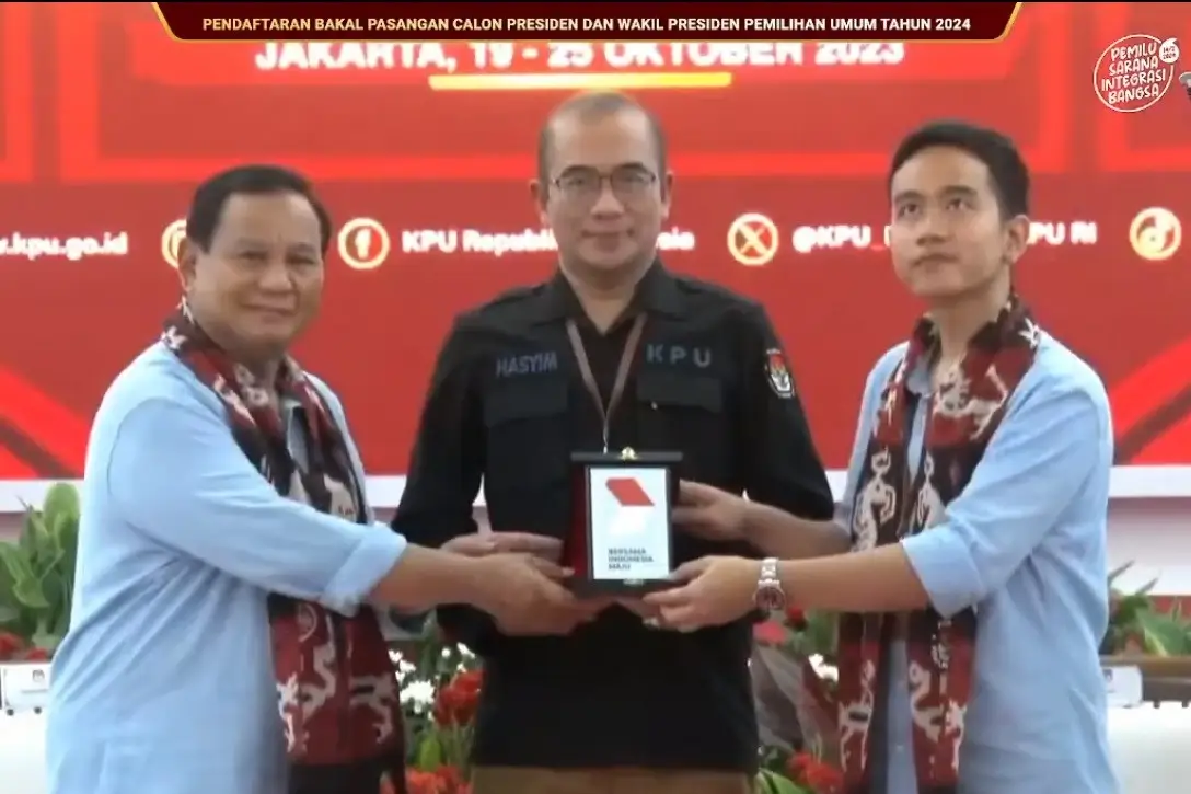 Ketua KPU RI Hasyim Asy’ari (tengah) bersama pasangan capres-cawapres Prabowo Subianto (kiri) dan Gibran Rakabuming Raka (kanan). (Foto: Tangkapan layar YouTube/KPU RI)