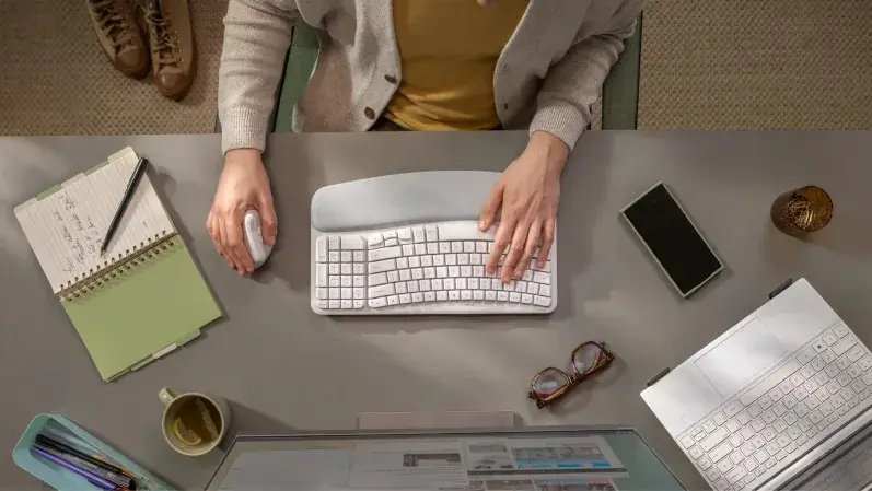 Logitech Rilis Keyboard Ergonomis Wave Keys di Indonesia