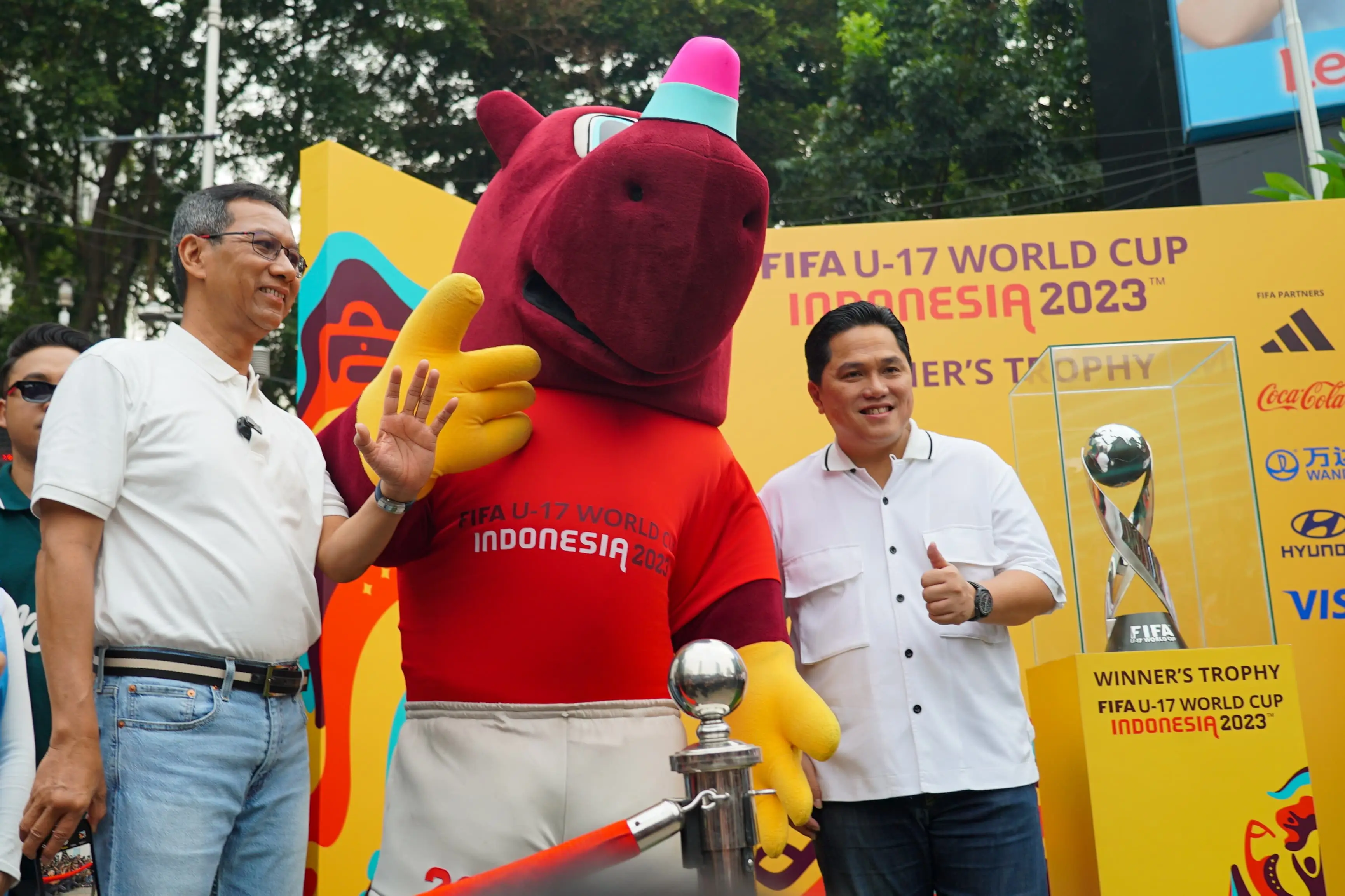 Penjabat Gubernur DKI Jakarta, Heru Budi dengan Ketua Umum PSSI, Erick Thohir menunjukkan trofi Piala Dunia U-17 2023. Foto: PSSI