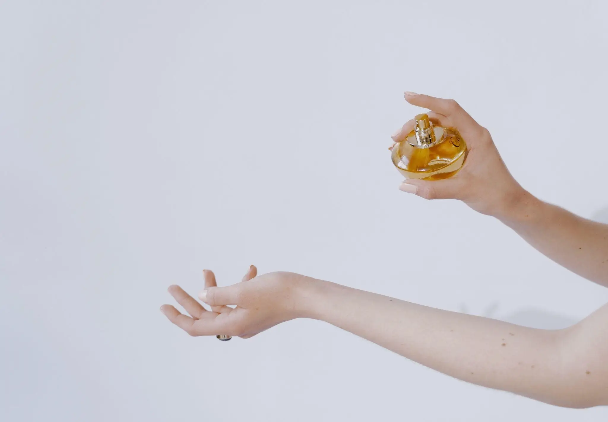 Ilustrasi menggunakan parfum. (Foto: Pexels/MART PRODUCTION)