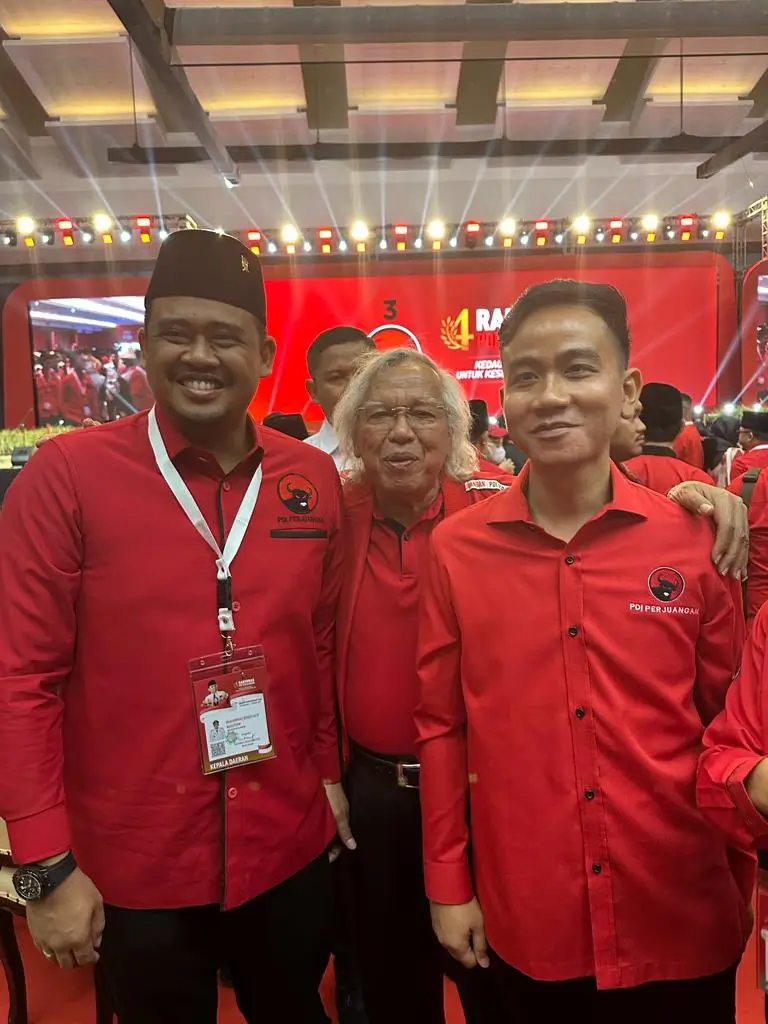 Wali Kota Surakarta Gibran Rakabuming Raka (kanan) saat saat hadiri Rakernas IV PDIP di JIExpo Kemayoran, Jakarta, Jumat (29/9/23). (Foto: Twitter/gibran_tweet)
