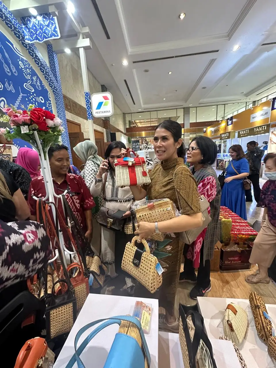 UMKM Binaan Pertamina Kebanjiran Pesanan di INACRAFT 2024