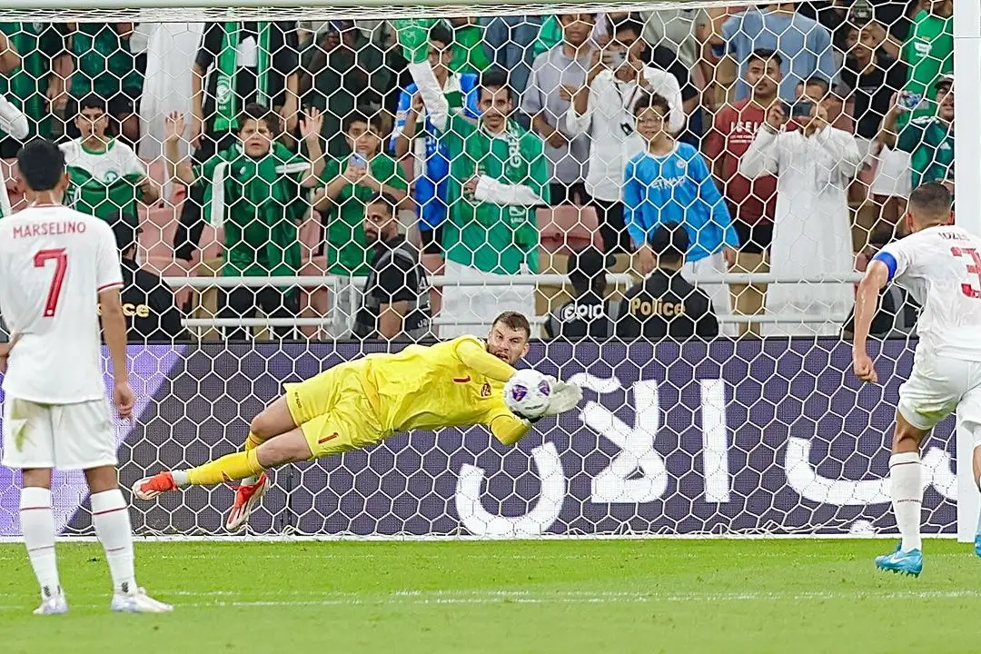 Penjaga gawang Timnas Indonesia, Maarten Paes melakukan riset, mempelajari, dan menggagalkan tendangan penalti pemain Arab Saudi. (Foto: Istimewa)