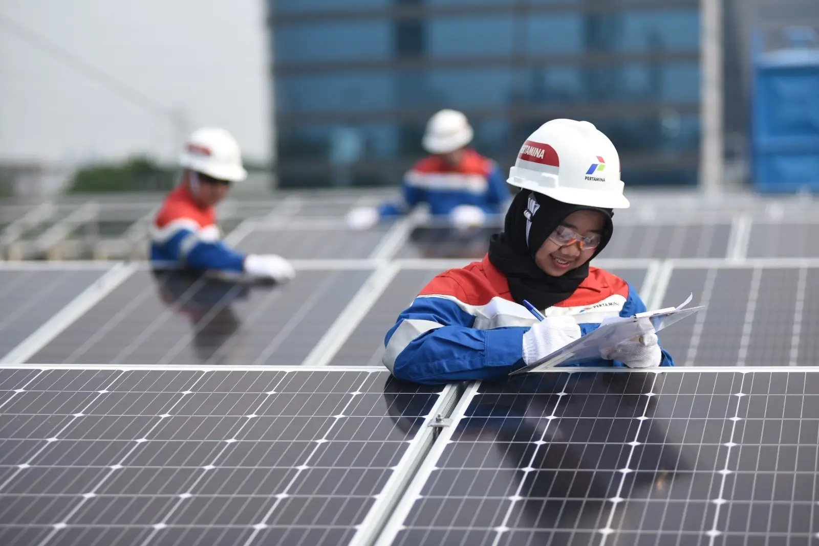 Pengembangan energi terbarukan memanfaatkan tenaga surya. Foto. Dok. Pertamina