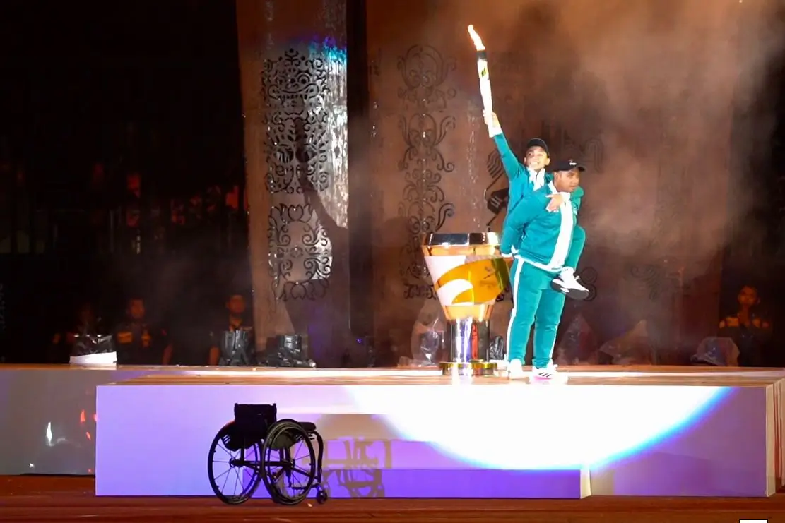Prosesi penyulutan api Pekan Paralimpik Nasional (Peparnas) XVII Solo 2024 di Stadion Manahan, Surakarta, Jawa Tengah, pada Minggu (6/10) malam, berlangsung penuh haru dan mengesankan. Para atlet disabilitas kebanggaan Indonesia turut ambil bagian dalam momen sakral ini.(foto:gilang/kemenpora.go.id)