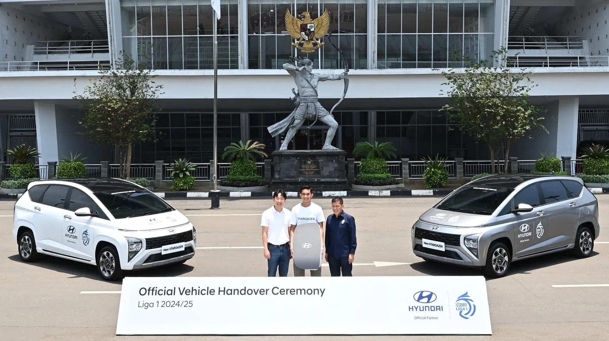 Ju Hun Lee, President Director HMID (kiri), Rizky Ridho Ramadhani (Persija Jakarta), Hyundai Ambassador (tengah), dan Ferry Paulus, Direktur Utama Liga Indonesia Baru (kanan) pada penyerahan simbolis Hyundai Stargazer sebagai Official Vehicle Partner Liga 1. (Foto: Istimewa)