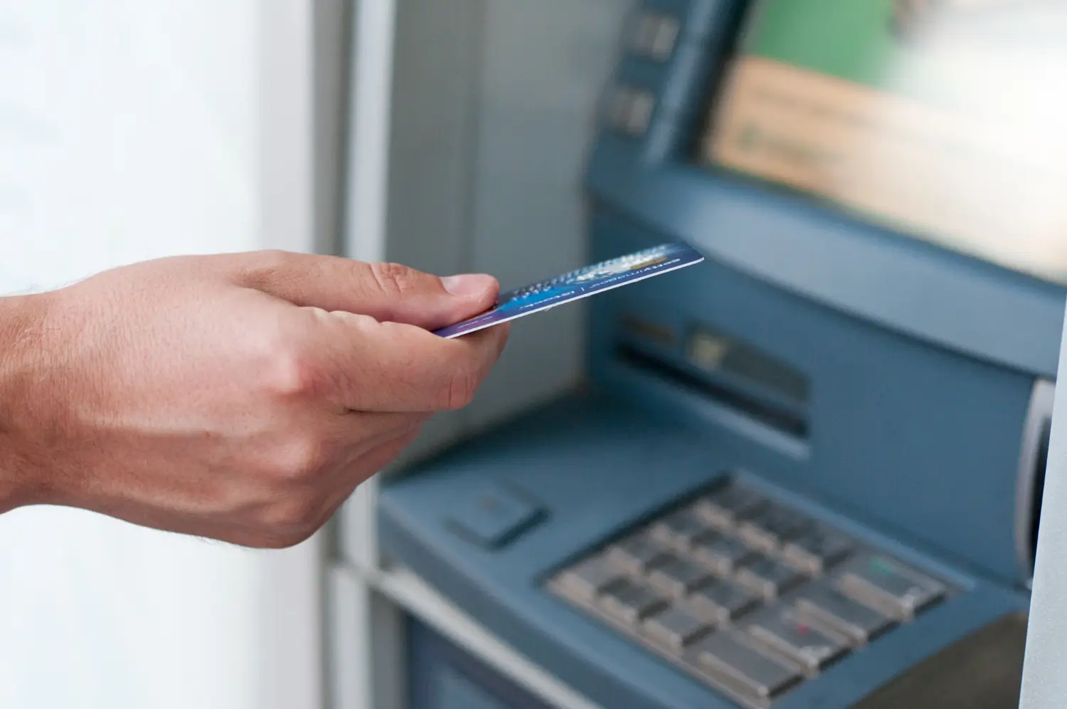 Foto: Ilustrasi Pengambilan Uang di ATM (freepik.com photo by Dragana_Gordic)