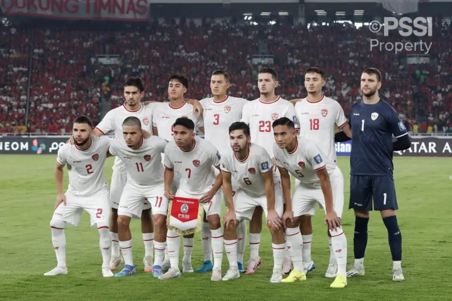 Suporter Timnas Indonesia diminta jangan terprovokasi oleh tuduhan media China yang lancarkan fitnah kepada Mees Hilgers dan Eliano Reijnders. Foto: Istimewa