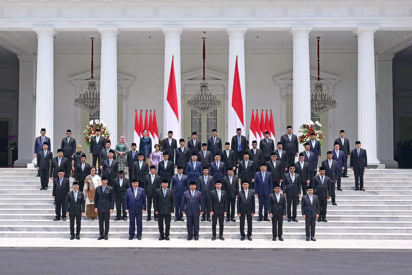 Foto bersama Presiden RI Prabowo dan 48 Menteri Kabinet Merah Putih di Istana Merdeka, Jakarta, Senin (21/10/24). (Foto: Instagram/prabowo)