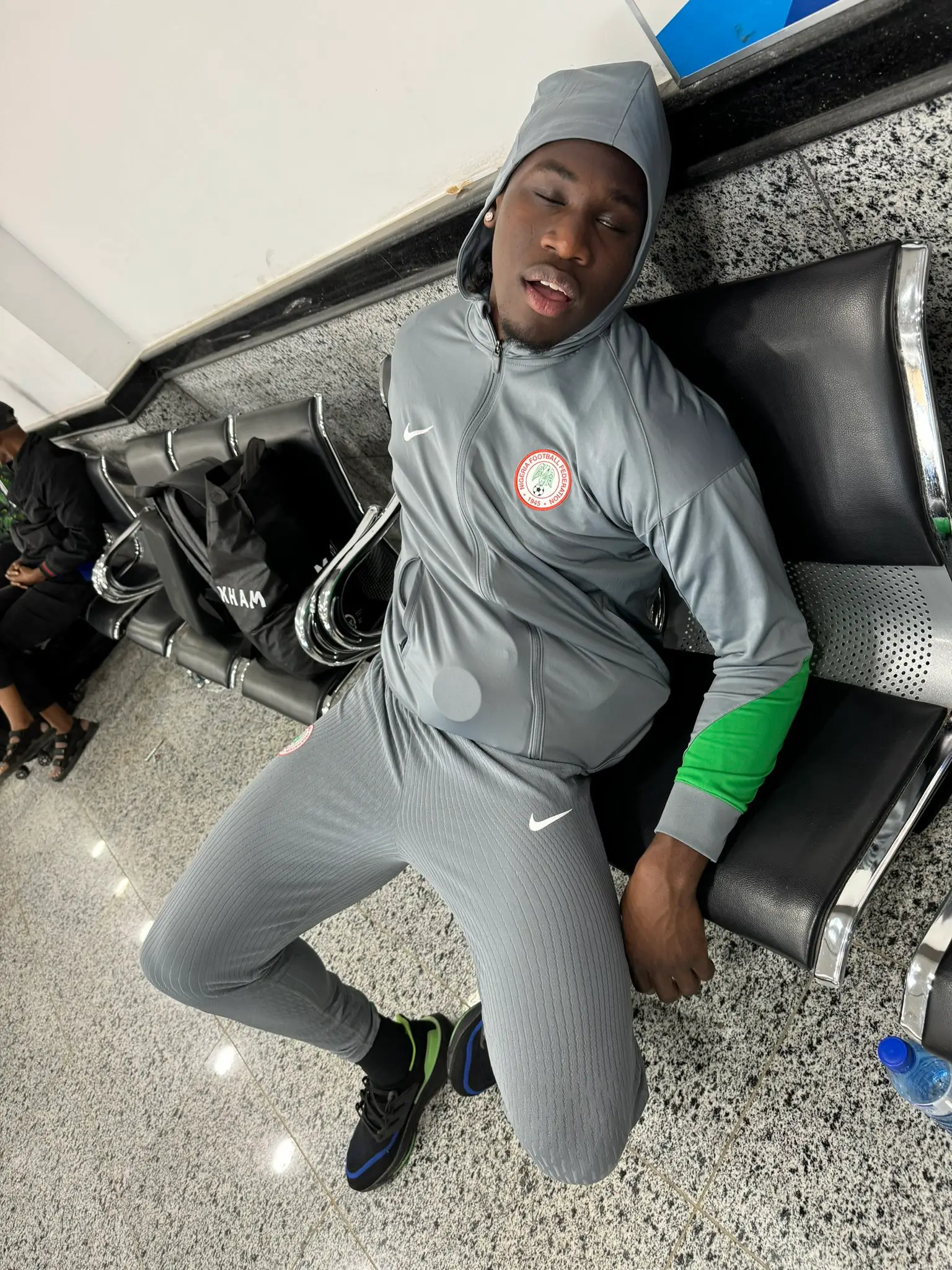 Penampakan Timnas Nigeria luntang-lantung di Bandara Libya. (Foto: X William Troost-Ekong)