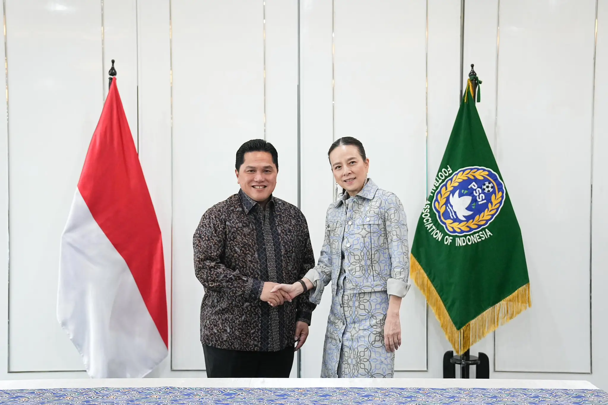 Ketua Umum PSSI, Erick Thohir bersama Presiden Federasi Sepak Bola Thailand, Nualphan Lamsam (Madam Pang). Foto: Istimewa