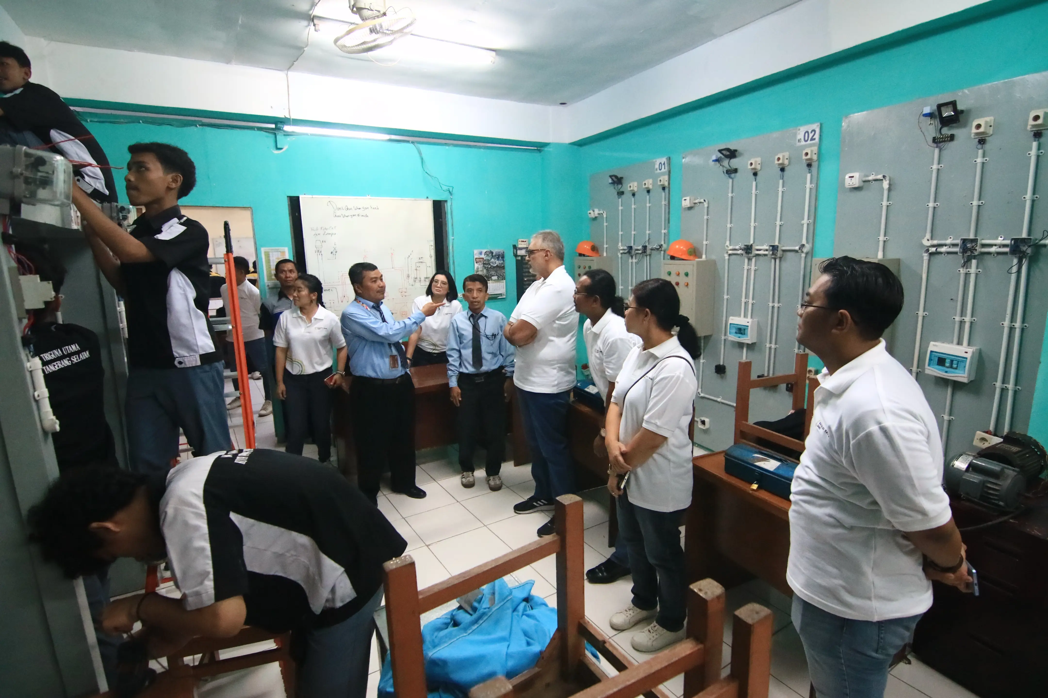 DCVI melakukan kunjungan Workshop Area SMK Triguna Utama Tangerang Selatan sebagai bagian CSR Program Daimler Truck Cares. (Foto: Istimewa)