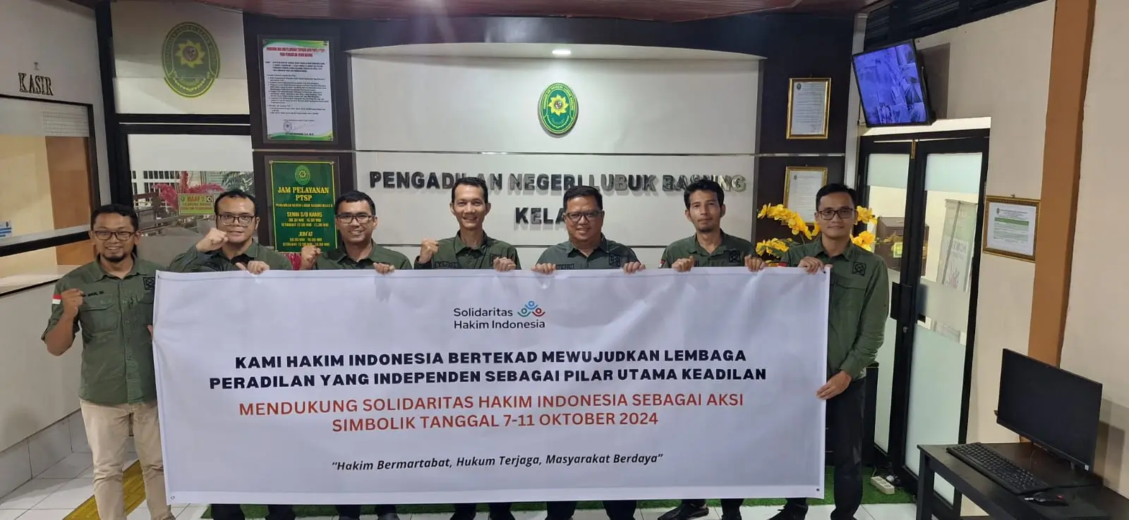 Pembentangan spanduk oleh Pengadilan Negeri Lubuk Basung (Foto: Istimewa)