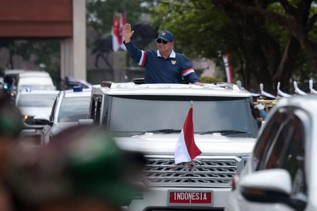 Presiden RI Prabowo Subianto ketika menaiki mobil Maung, produksi PT Pindad Bandung. (Foto: Instagram/prabowo)