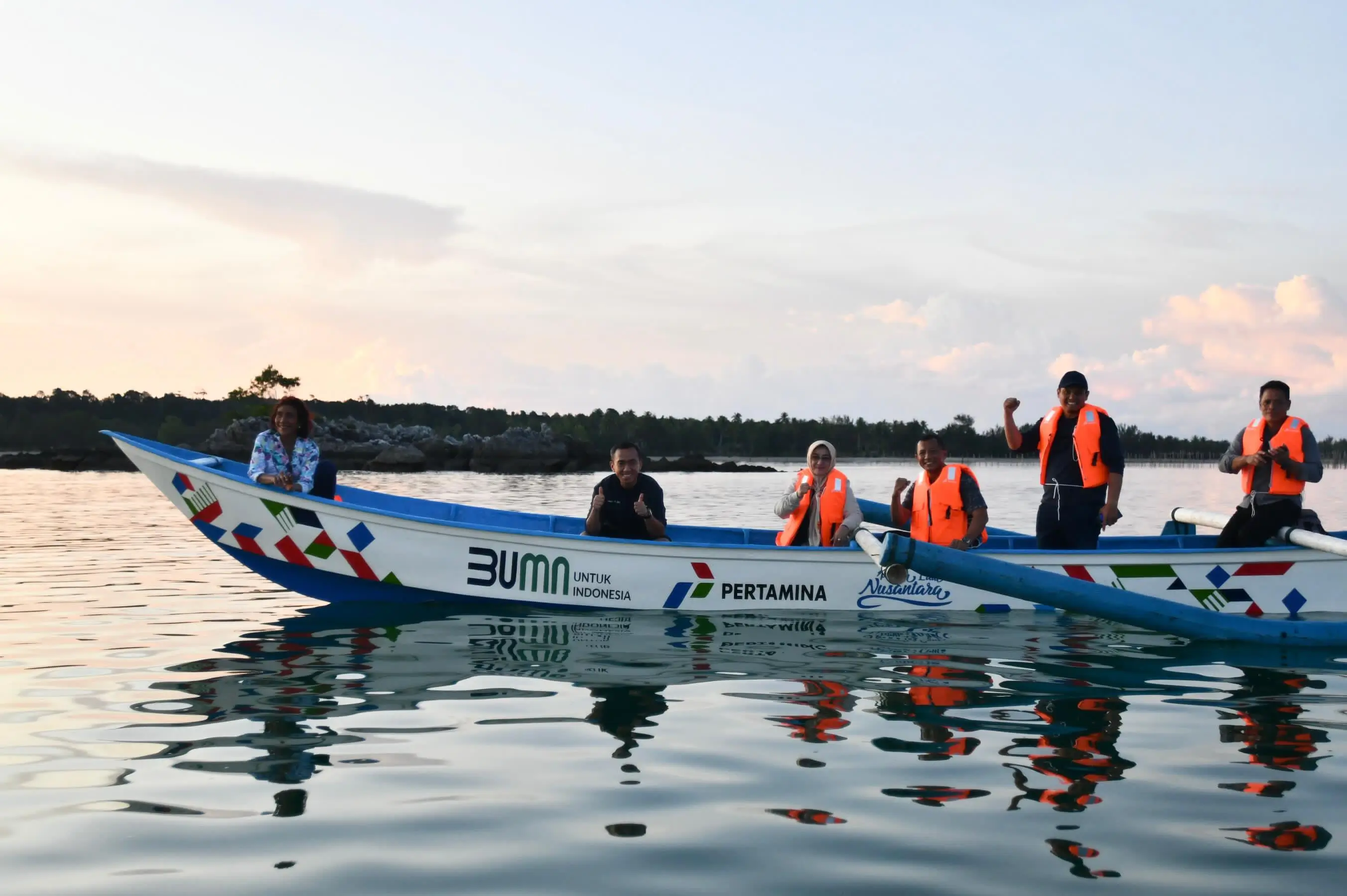 Tingkatkan Produktivitas Nelayan  Pertamina Beri Bantuan Kapal di Natuna