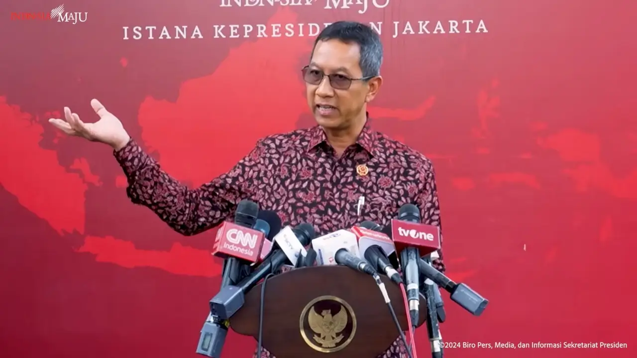 Kasetpres Heru Budi Hartono saat menyampaikan keterangan pers terkait acara hiburan di hari pelantikan Presiden dan Wapres RI terpilih, Prabowo Subianto dan Gibran Rakabuming Raka. (Foto: Tangkapan layar YouTube/Sekretariat Presiden)