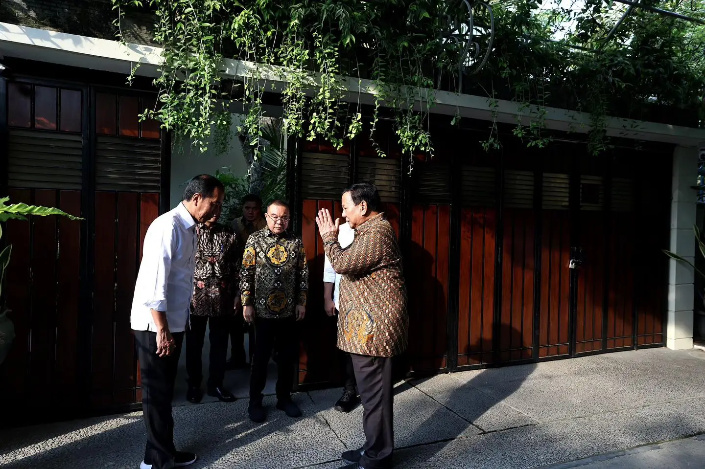Pertemuan Presiden RI terpilih, Prabowo Subianto (kanan) dengan Presiden Joko Widodo (kiri) di kediaman Presiden Joko Widodo, Sumber, Solo, Jawa Tengah, Minggu (13/10/24). (Foto: Instagram/prabowo)