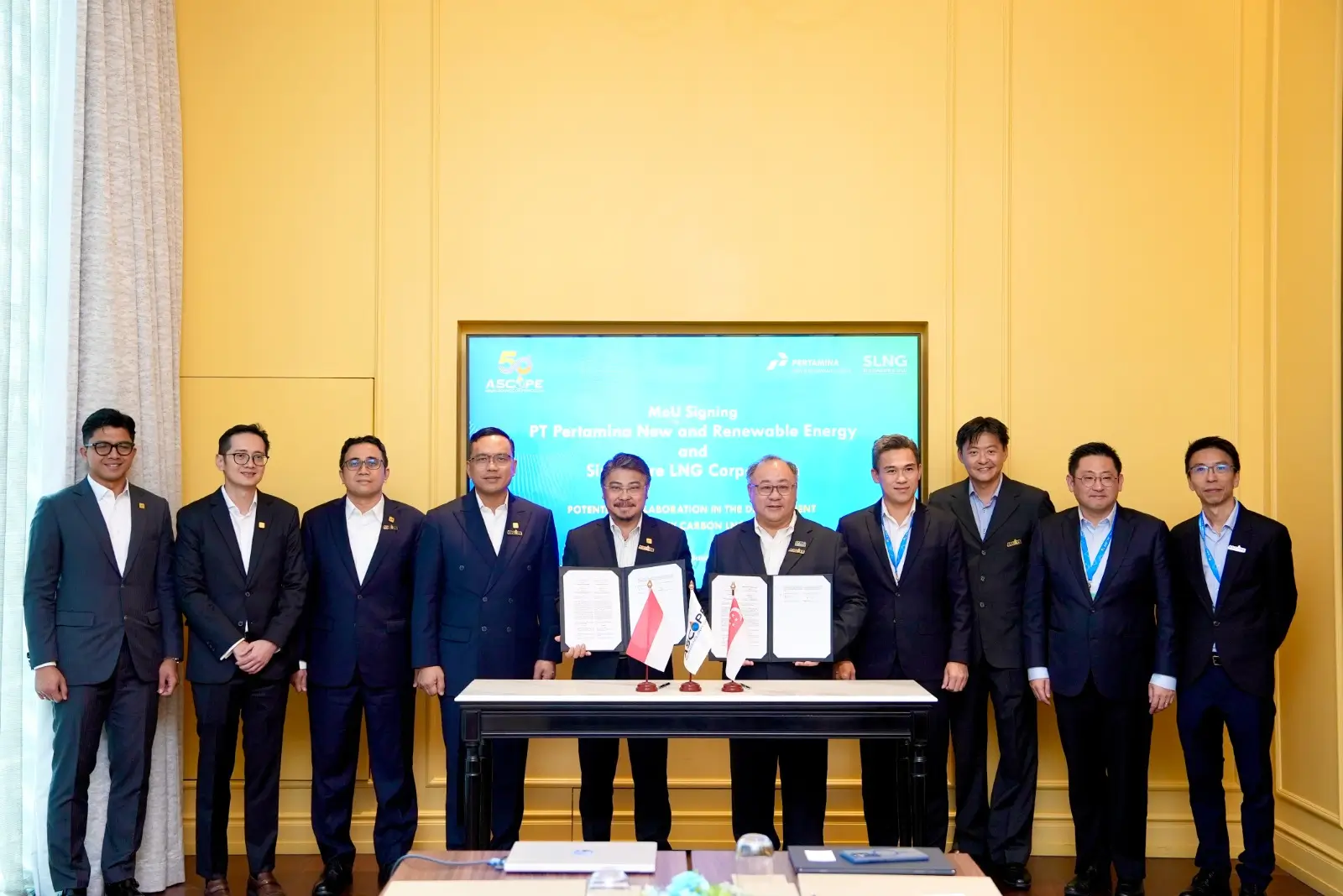 Penandatanganan kerja sama Pertamina NRE dengan Singapore LNG Corporation dalam pertemuan bilateral 50th ASCOPE Council Meeting yang digelar di Bangkok, Thailand, pada 1 Oktober 2025. (Foto: Dok. Pertamina)