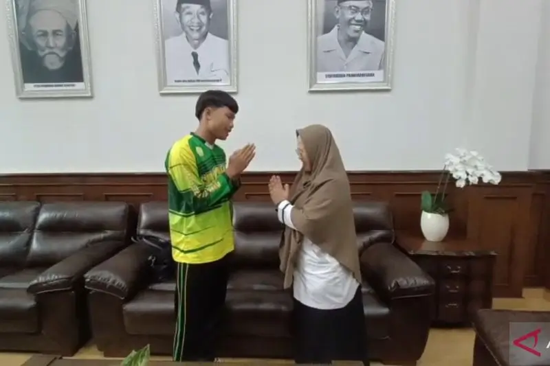 Kepala SMAN 1 Cimarga, Kabupaten Lebak, Banten Dini Fitria (kanan) dan salah satu siswa kelas XII, Indra Lutfiana Putra (17), saling menyampaikan permintaan maaf di Kota Serang, Rabu (15/10/2025). (Foto: ANTARA/Devi Nindy)