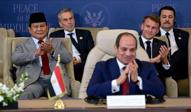 Presiden RI, Prabowo Subianto (jas abu-abu) menjadi saksi penandatanganan dokumen perjanjian perdamaian Gaza saat menghadiri KTT di Mesir pada Senin (13/10/25). (Foto: Instagram/presidenrepublikindonesia)
