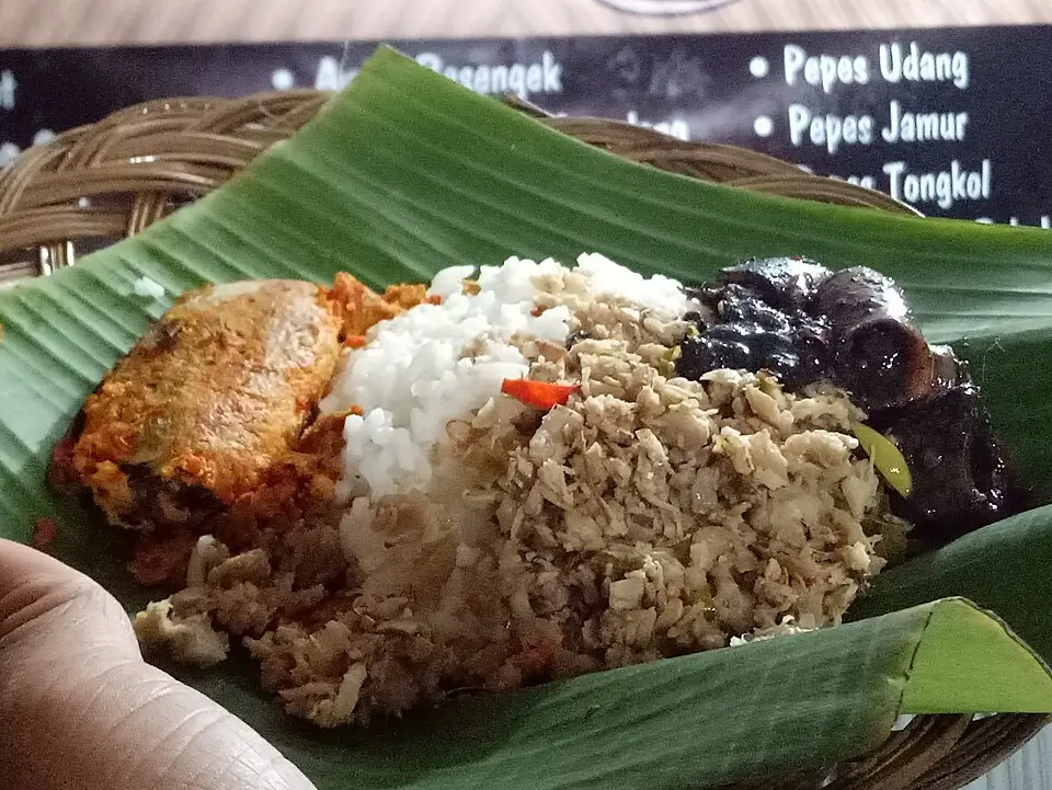 Nasi Megono khas Kota Pekalongan. (Foto: Wikimedia Commons/Widyawan1622)