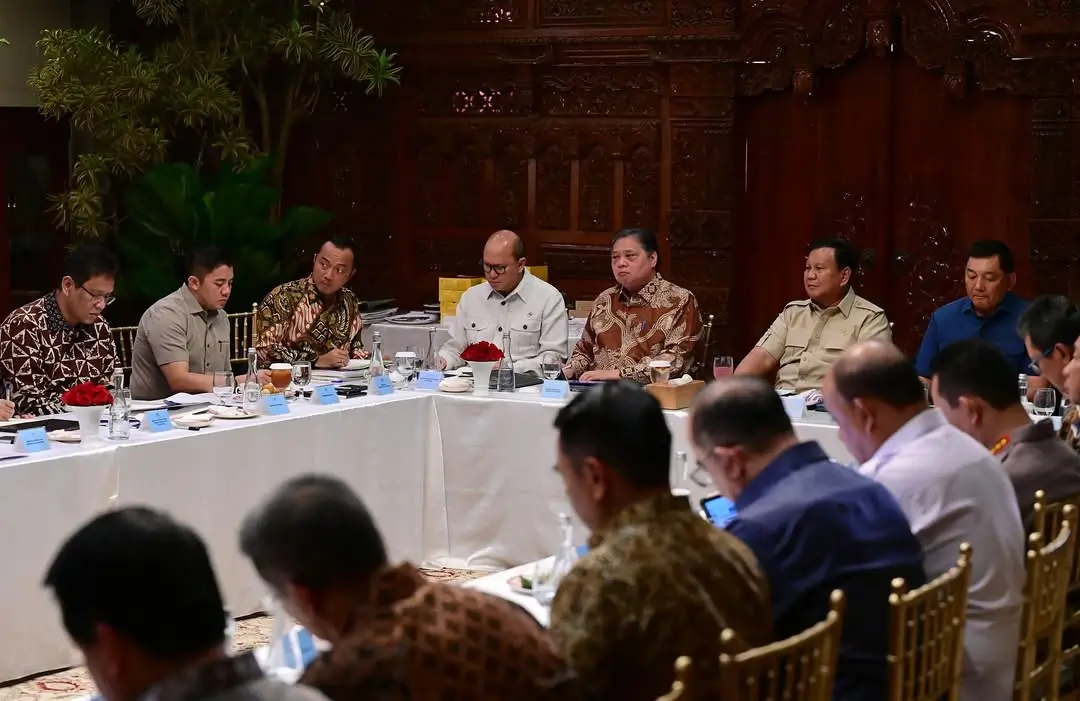 Presiden RI, Prabowo Subianto pimpin langsung rapat terbatas yang digelar di kediamannya, Jalan Kertanegara, Jakarta pada Minggu (05/10/25). (Foto: Instagram/sekretariat.kabinet)