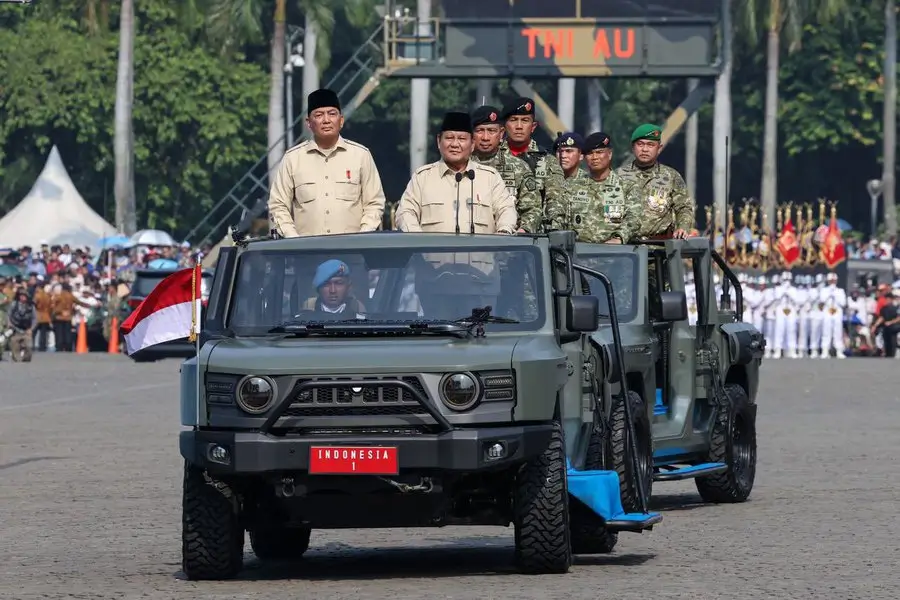 Presiden Prabowo Subianto didampingi Menteri Pertahanan (Menhan) Sjafrie Sjamsoeddin dalam acara perayaan HUT TNI yang ke-80 di Monas, Jakarta,  Minggu (5/10). Foto:  BPMI Setpres.