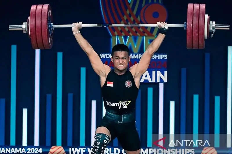 Lifter Indonesia Rizki Juniansyah melakukan angkatan dalam Kejuaraan Dunia Angkat Besi 2024 di Manama, Bahrain, Senin (9/12/2024). (Foto: ANTARA/HO-KONI Pusat/aa)