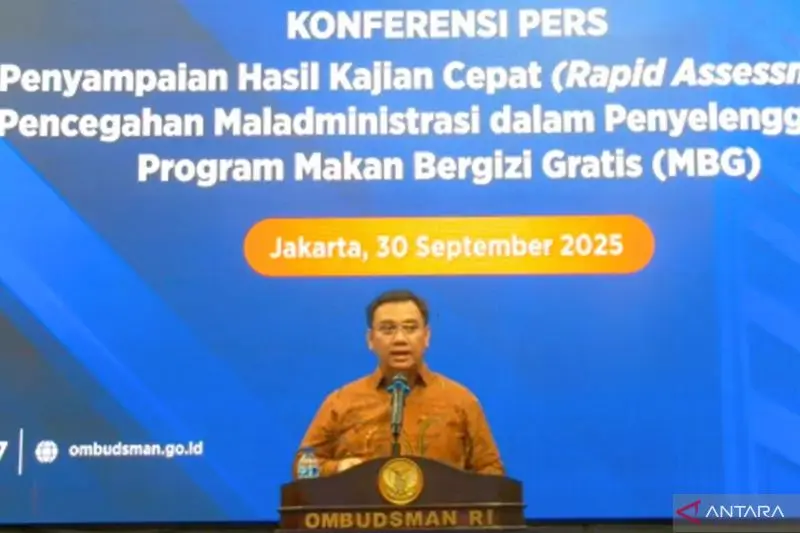 Anggota Ombudsman RI, Yeka Hendra Fatika ketika menyampaikan keterangan pers terkait hasil kajian cepat penceahan maladministrasi dalam penyelenggaraan program MBG di Jakarta, Selasa (30/09/25). (Foto: ANTARA/Agatha Olivia Victoria)