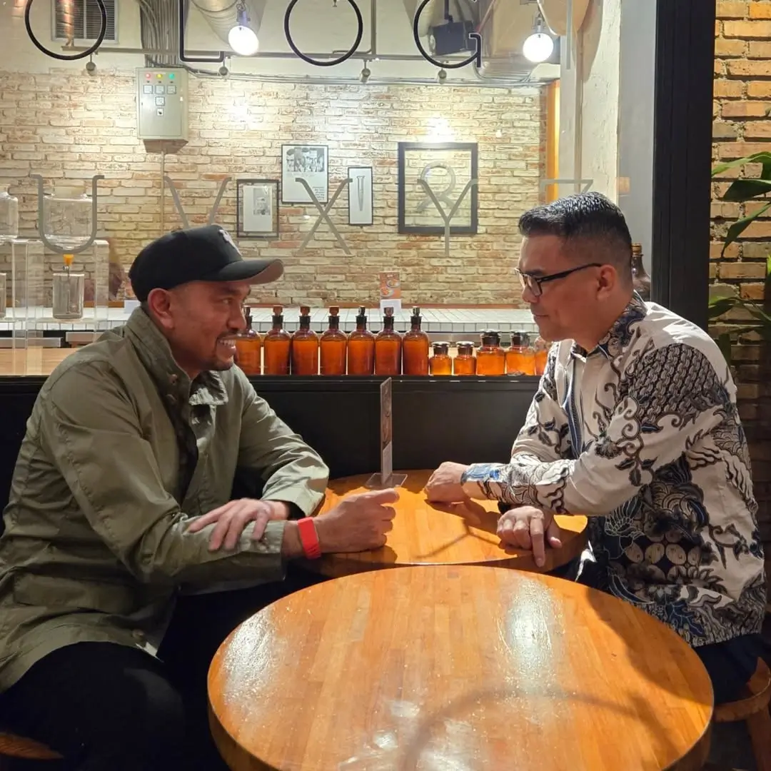 Lama Menghilang  Ahmad Sahroni Muncul ke Publik  Nongkrong Bareng Waketum PSI hingga Wisuda S3 Ilmu Hukum