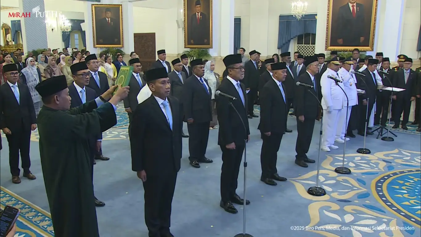Pelantikan Dirgayuza Setiawan dan Agung Gumilar Saputra beserta pejabat lainnya di Istana Negara, Jakarta pada Rabu (08/10/25). (Foto: Tangkapan layar YouTube/Sekretariat Presiden)