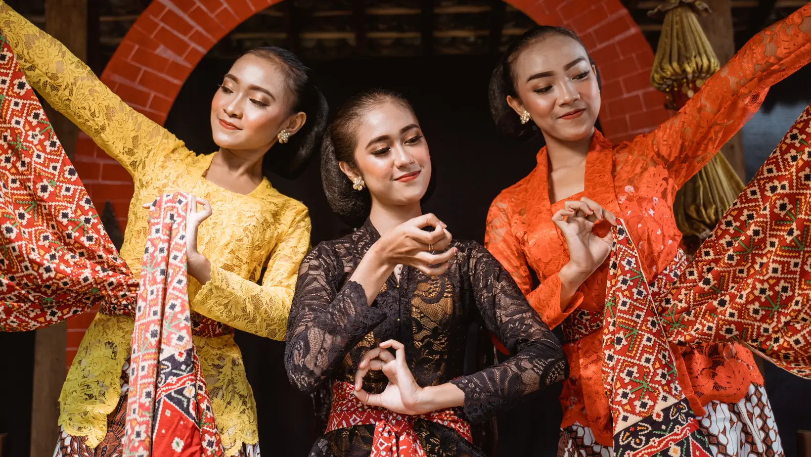 Ilustrasi perempuan menggunakan busana kebaya. (Foto: Canva/Odua Images)