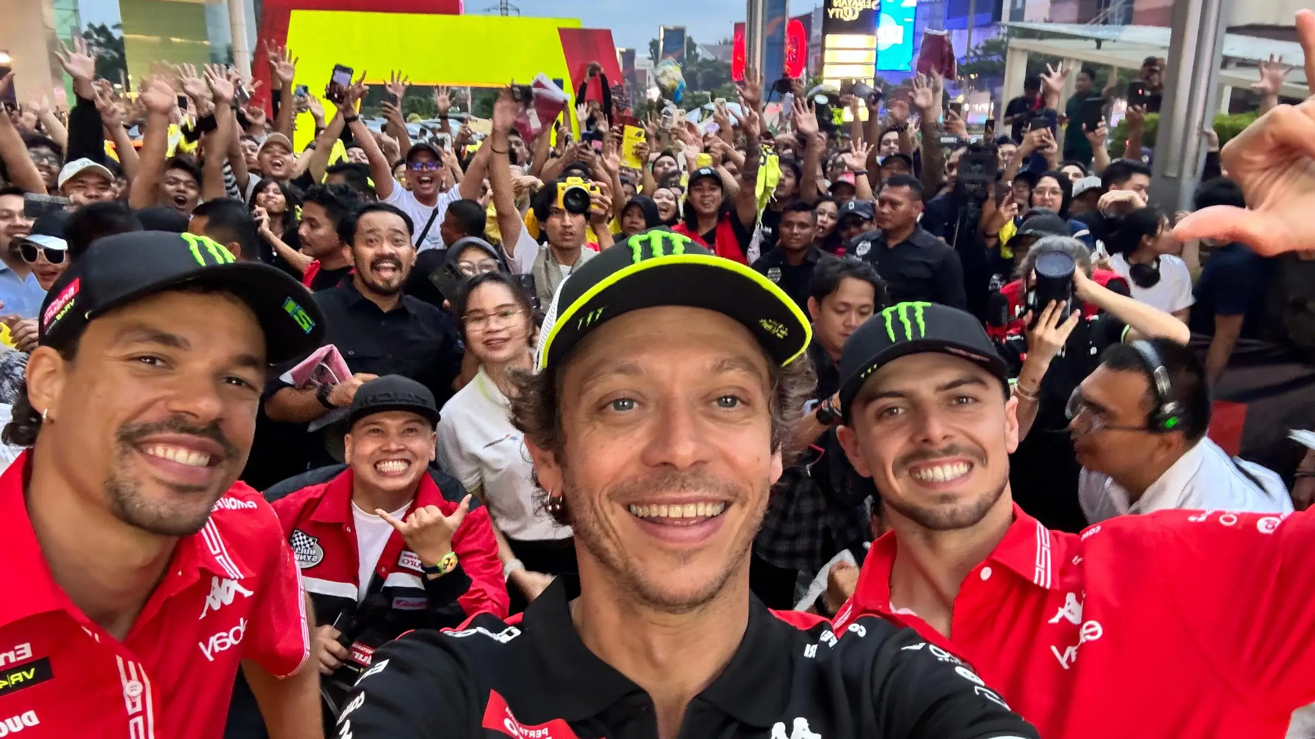 Valentino Rossi sapa penggemar MotoGP di Indonesia. Foto. Dok. Pertamina