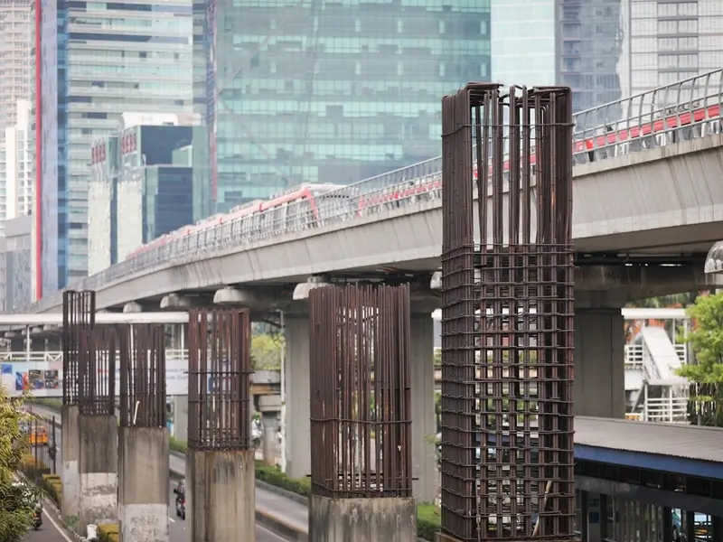 Foto: Tiang Monorel Mangkrak di Jakarta (beritajakarta.id | Nugroho Sejati)
