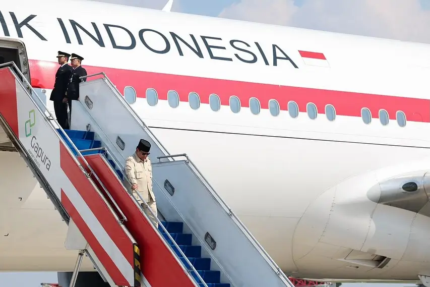 Presiden RI, Prabowo Subianto ketika tiba di Lanud Halim Perdanakusuma, Jakarta pada Selasa (14/10/25) usai menghadiri KTT Perdamaian Gaza di Mesir pada Senin (13/10/25). (Foto: Instagram/presidenrepublikindonesia)