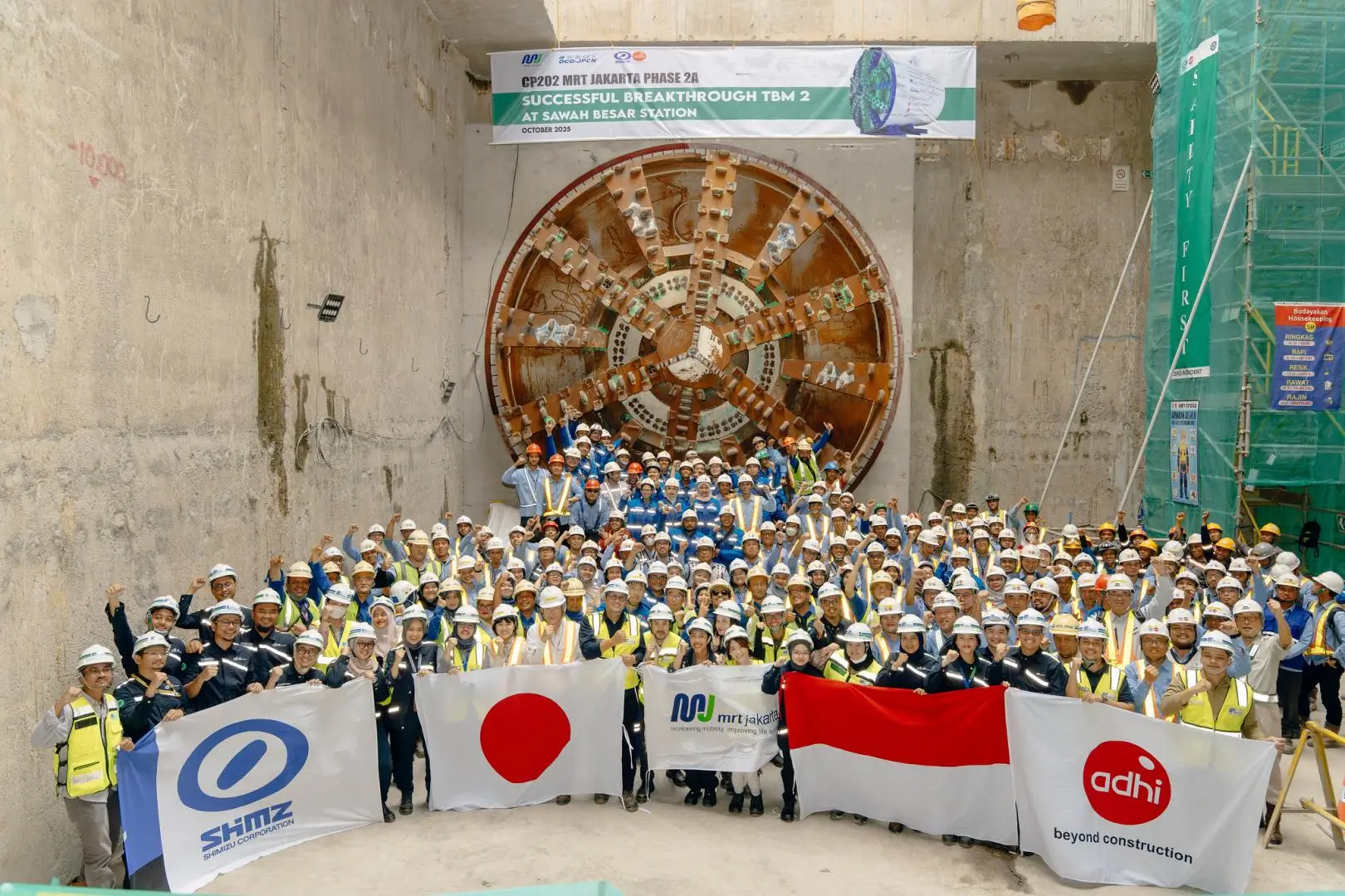 Foto: Tim CP202 dan kontraktor berfoto di depan TBM 2 yang membangun southbound tunnel (terowongan menuju Lebak Bulus). (dok. PT MRT Jakarta (Perseroda)/Bima. 2-10-2025)