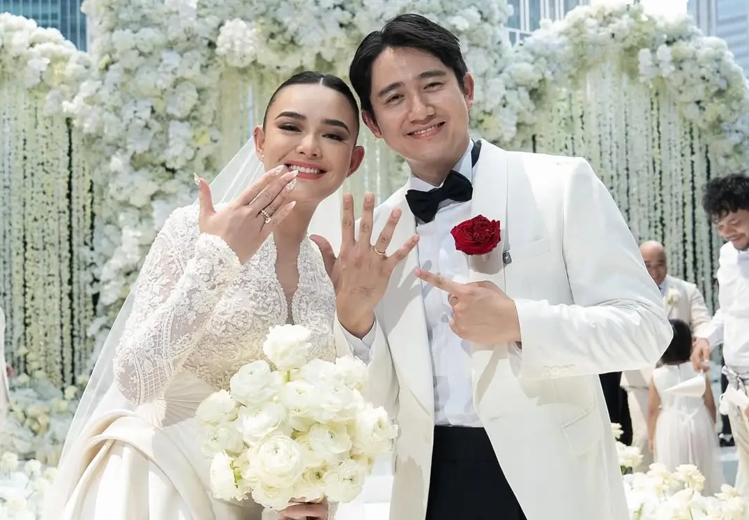 Amanda Manopo dan Kenny Austin resmi menikah. (Foto: Instagram/amandamanopo/Roll Moments)