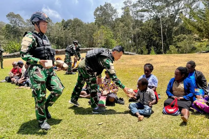 Ilustrasi: Anggota TNI ketika memberikan makanan kepada warga di Kabupaten Lenny Jaya, Papua Pegunungan. (Foto: ANTARA/Yudhi Efendi/am)