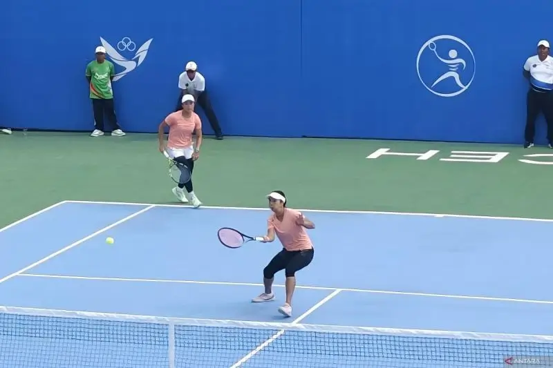 Foto: Pasangan ganda putri Jawa Timur, Aldila Sutjiadi/Janice Tjen, bertanding dalam babak final ganda putri di lapangan tenis Stadion Harapan Bangsa, Banda Aceh, Kamis (19/9/2024). (ANTARA/Nadia Putri Rahmani)