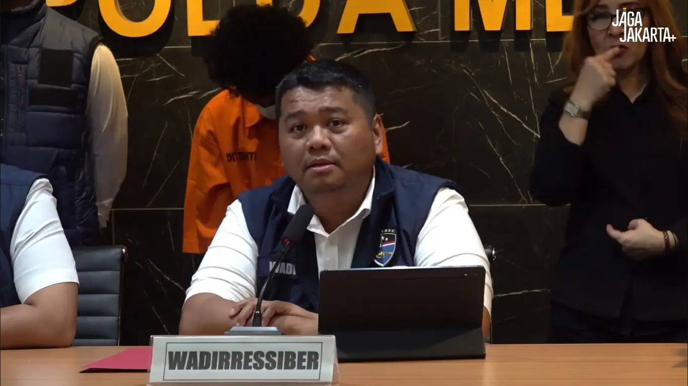 Wadirressiber Polda Metro Jaya, AKBP Fian Yunus menyampaikan keterangan pers di Polda Metro Jaya, Jakarta pada Kamis (02/10/25)  terkait penangkapan hacker Bjorka. (Foto: Tangkapan layar YouTube/Polda Metro Jaya)