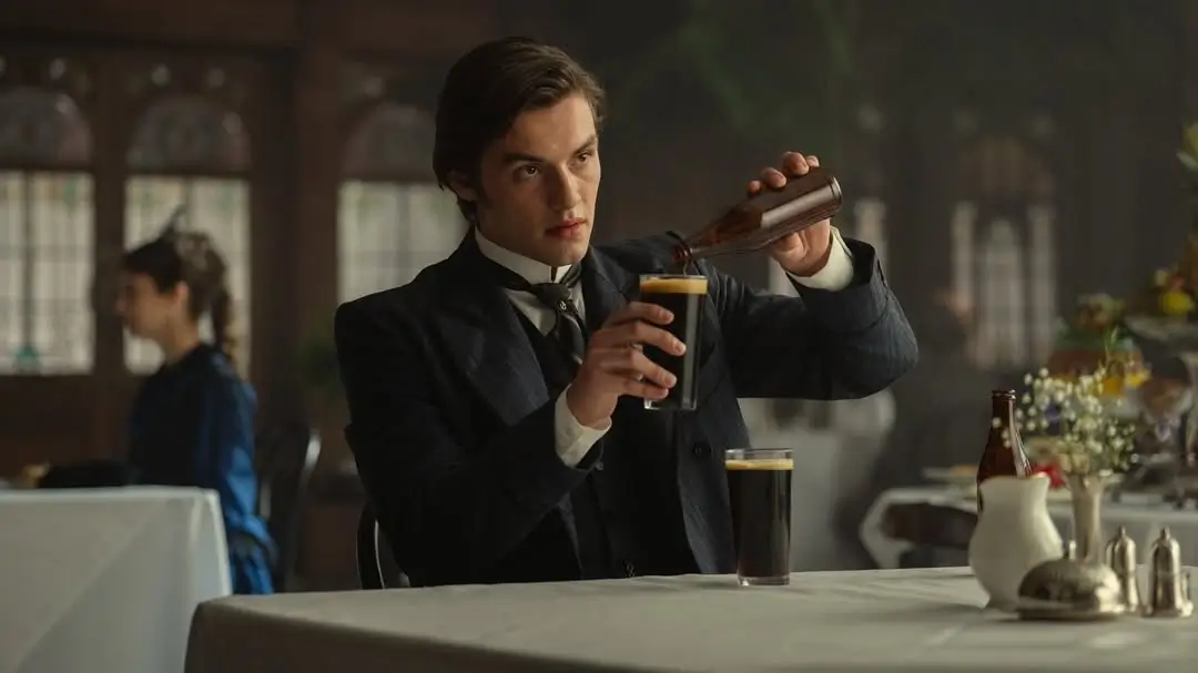 Dari  Enola Holmes  hingga  House of Guinness    Louis Partridge Tunjukkan Akting Gemilang di Tiap Peran