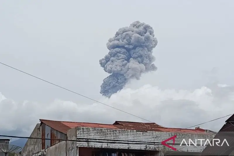 Gunung Marapi di Kabupaten Agam dan Tanah Datar, Sumatera Barat meletus, Kamis (9/10). (Foto: Antara/HO-Orari Padang Panjang)