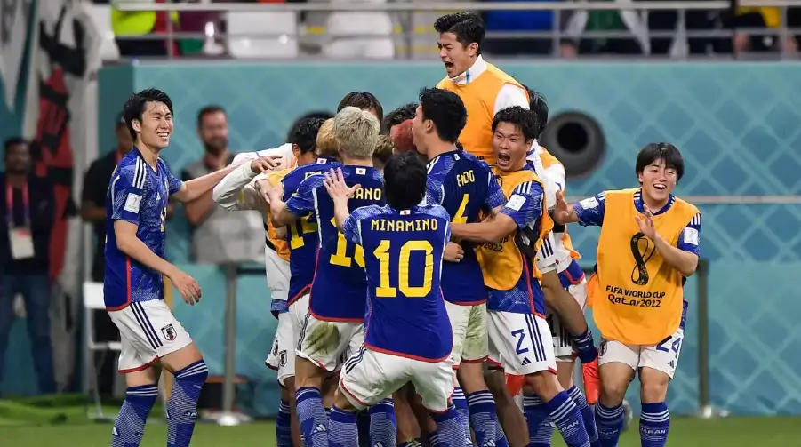 Pemain Timnas Jepang melakukan selebrasi usai membuat gol ke gawang Jerman. Sumber: Twitter @FIFAWorldCup