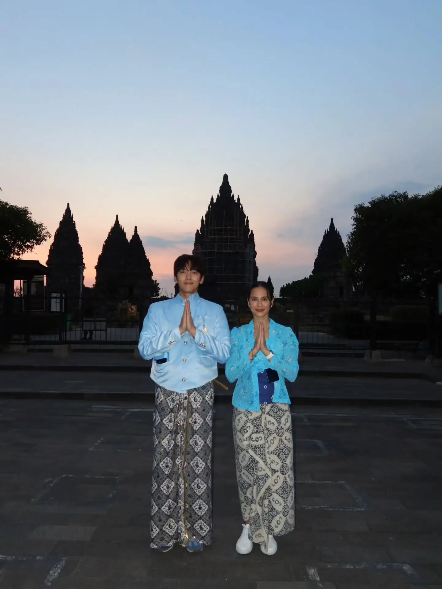 Ji Chang Wook dan Pevita Pearce di Candi Prambanan, Yogyakarta. (Foto: Instagram/pevpearce)