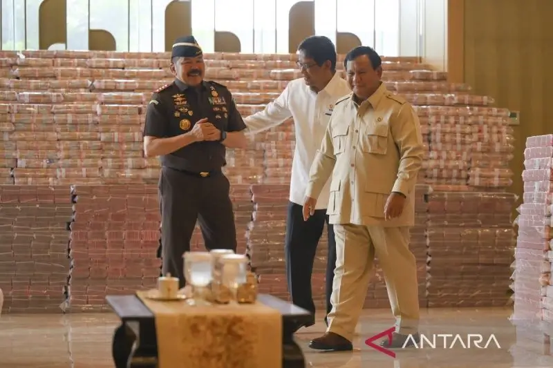 Presiden Prabowo Subianto (kanan) berjalan bersama Jaksa Agung ST Burhanuddin (kiri) menyerahkan menyerahkan secara simbolis kepada Menteri Keuangan Purbaya Yudhi Sadewa saat penyerahan uang pengganti kerugian negara hasil korupsi minyak kelapa sawit (CPO) di Kejaksaan Agung, Jakarta, Senin (20/10/2025). (Foto: ANTARA FOTO/Hafidz Mubarak A/YU/pri)