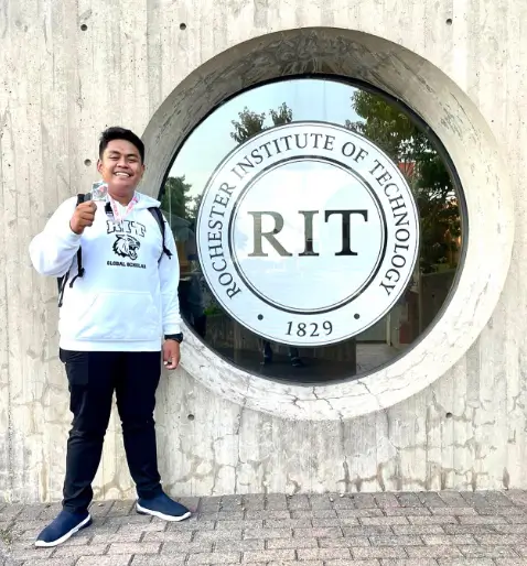 Santri Modern Penuh Prestasi di Kancah Global  Ini Kisah Khoirul Adib Sang  Santri Inspiratif