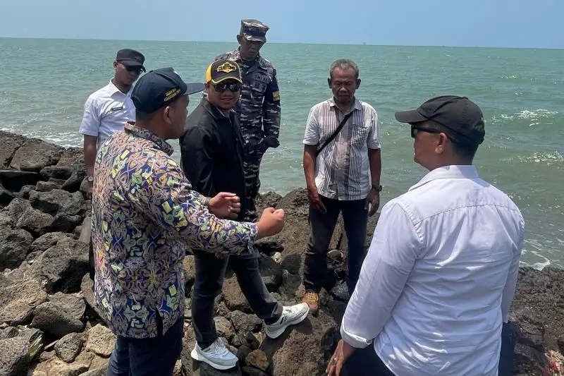 Foto: Peninjauan pekerjaan penahan pantai di Pantai Eretan Indramayu, Jawa Barat. ANTARA/HO BBWS Citarum